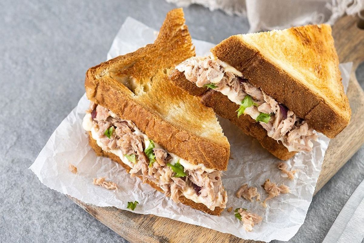 Беру консерву, разминаю рыбу - и горячий сэндвич с хрустящей корочкой заменяет сытный завтрак