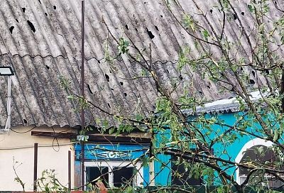 Сильный град повредил крыши и окна домов, школы и детсада в Павловском районе