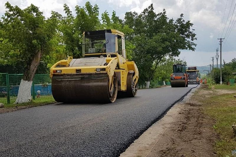 Три участка региональных дорог и 31 улицу ремонтируют в Крымском районе