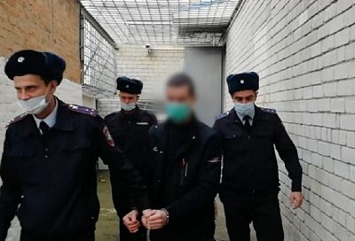 Двое грабителей в масках напали на инвалида и похитили у него полмиллиона рублей
