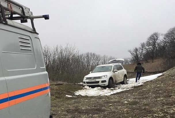 Водитель внедорожника на ночь застрял в горах Новороссийска 