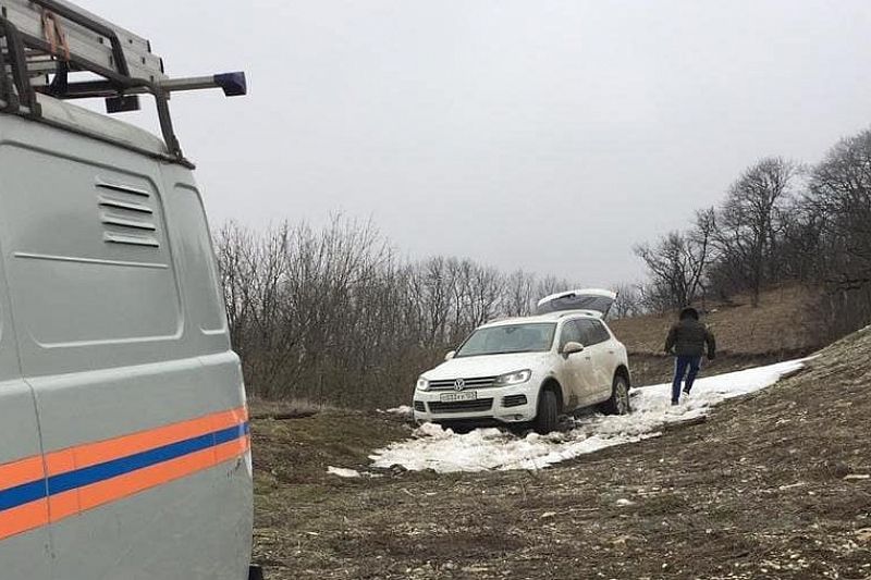 Водитель внедорожника на ночь застрял в горах Новороссийска 
