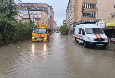 Водооткачивающая техника работает на улицах Краснодара после ливня