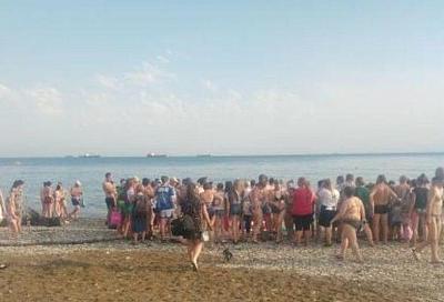 На пляже в Туапсе от удара молнии погиб мужчина, купавшийся в море