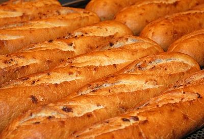 Пеку французские багеты с луком в обычной духовке. Получаются такие хрустящие, что слышно в соседней квартире