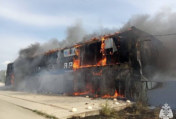 Крупный пожар на СТО потушен в Краснодарском крае 