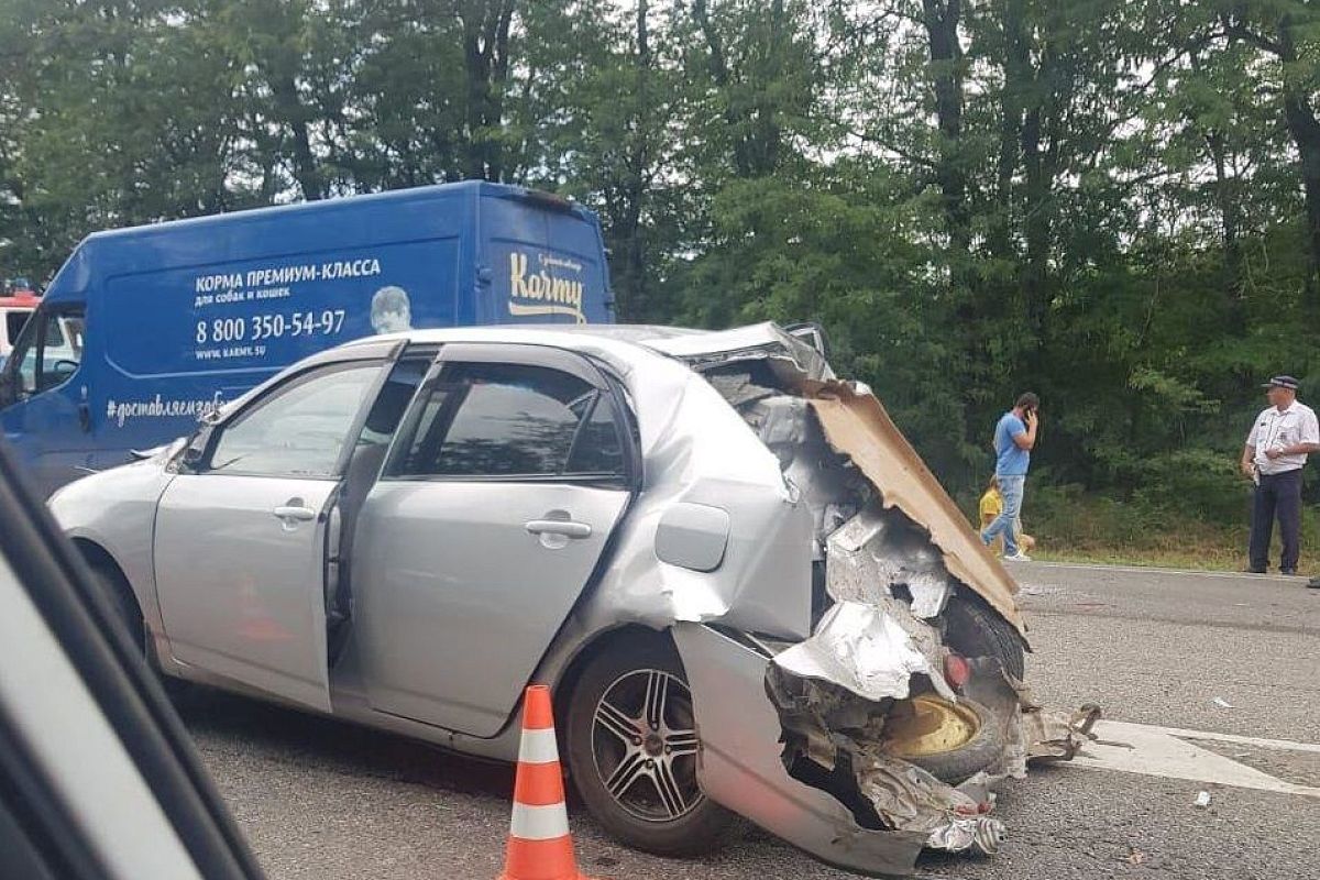 Момент массового ДТП в Краснодаре с участием 6 автомобилей, где пострадали три человека, попал на видео