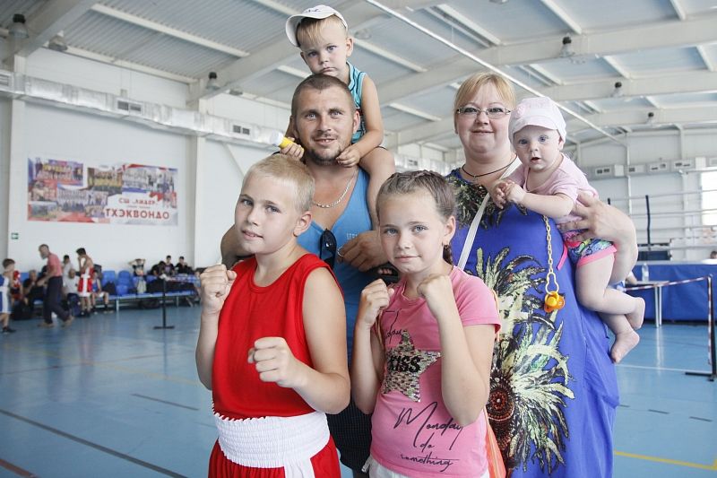 В семье Филенко из станицы Архангельской двое старших детей занимаются боксом.