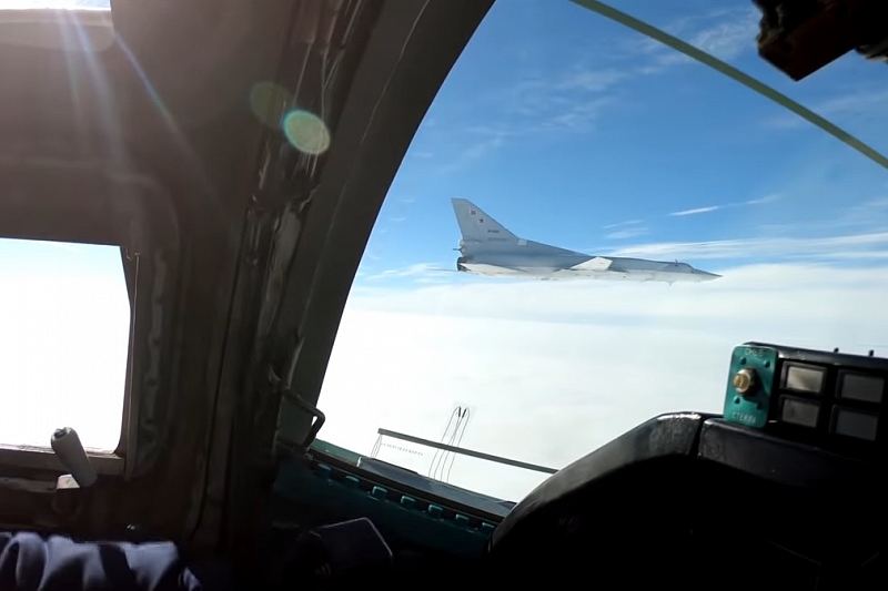 Появилось видео полета бомбардировщиков Ту-22М3 над Черным морем