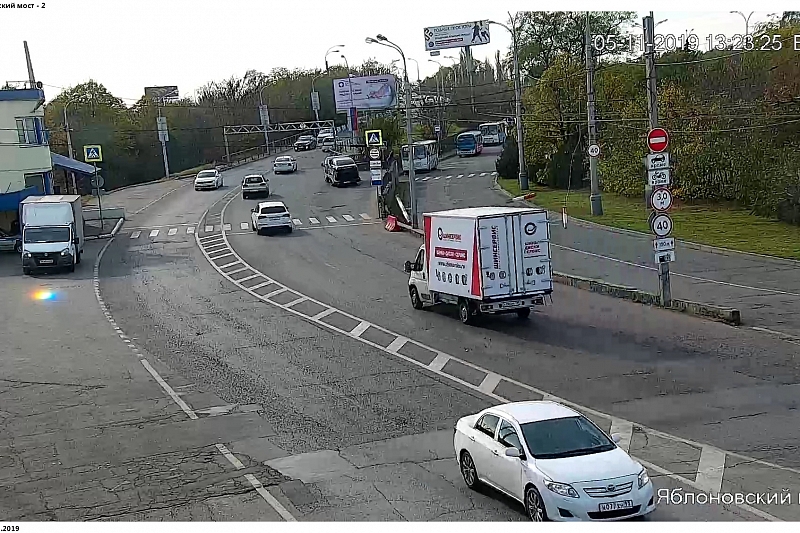 «Газель», снесшая габаритную рамку на Яблоновском мосту на въезде в Краснодар, попала на видео