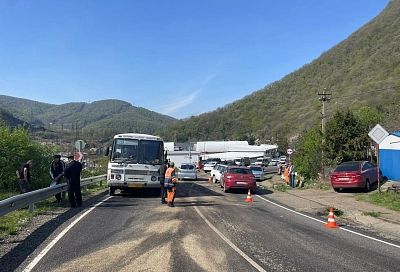 В ГИБДД рассказали подробности ДТП с автобусом и двумя легковушками на Кубани, где пострадали три человека