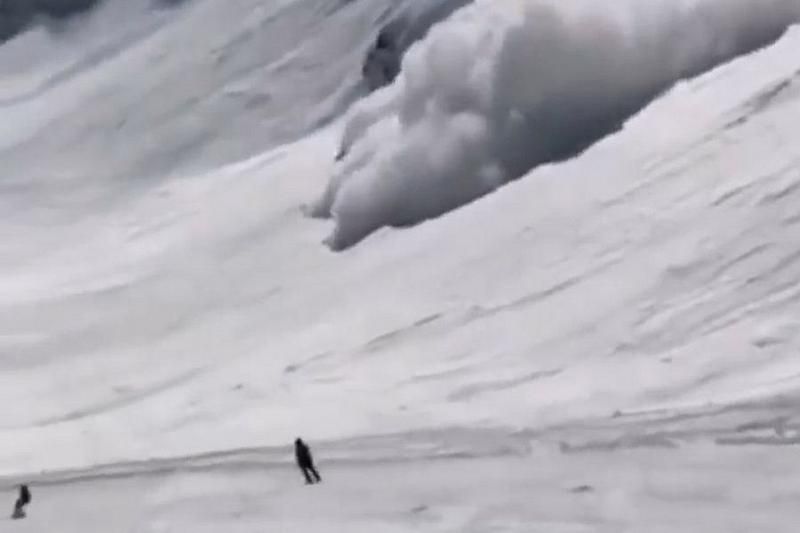 В горах Сочи на глазах у туристов сошла лавина (видео)