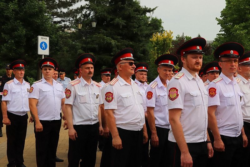 Казаки Кубанского казачьего войска приняли участие в общегородском разводе личного состава полиции 