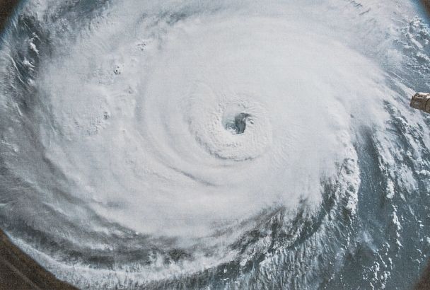 Ученые из РФ первыми в мире предложили метод борьбы с тайфунами и смерчами 