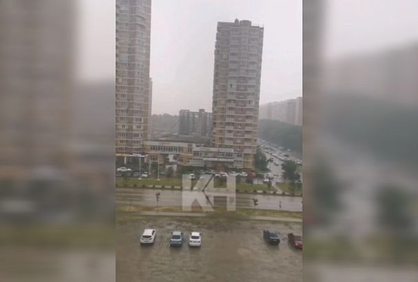 Залповый ливень в Краснодаре, град в Ейске: непогода продолжает бушевать на Кубани