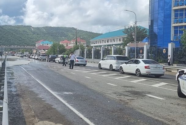 Движение запустили на затопленном участке трассы Джубга-Сочи в Лермонтово 