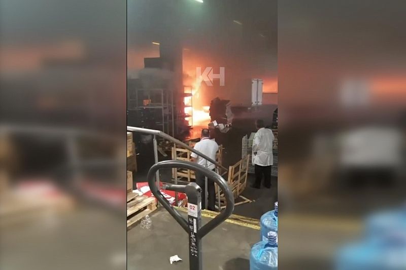 Появилось видео горящего на парковке ТРЦ OZ Mall грузовика 