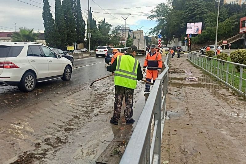Движение на подтопленном участке трассы в Сочи восстановлено