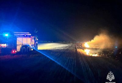 Поле горит в районе Яблоновского моста под Краснодаром