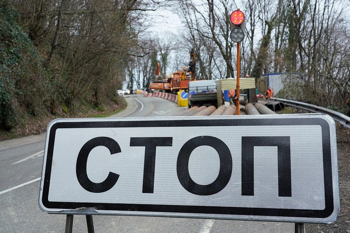 Режим ЧС введен на участке пострадавшей от оползня федеральной трассы под Сочи