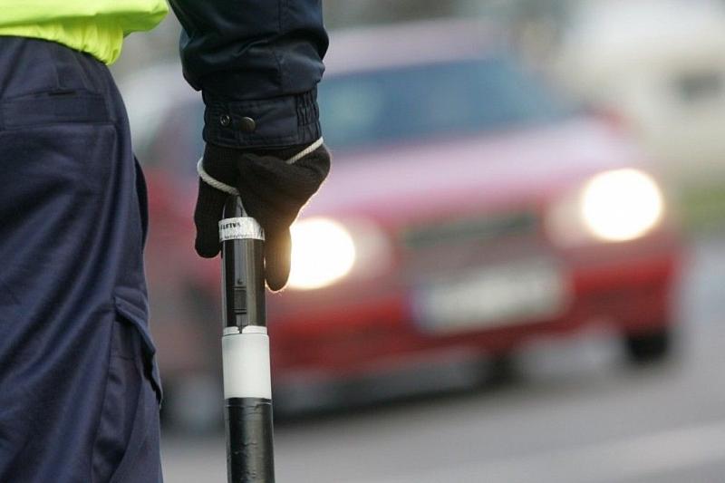 В Краснодаре полиция ищет водителя каршеринговой иномарки, проехавшего по встречной полосе на красный сигнал светофора