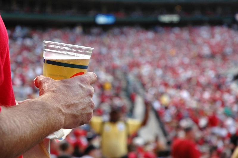 Болельщикам на стадионах планируют разрешить пиво