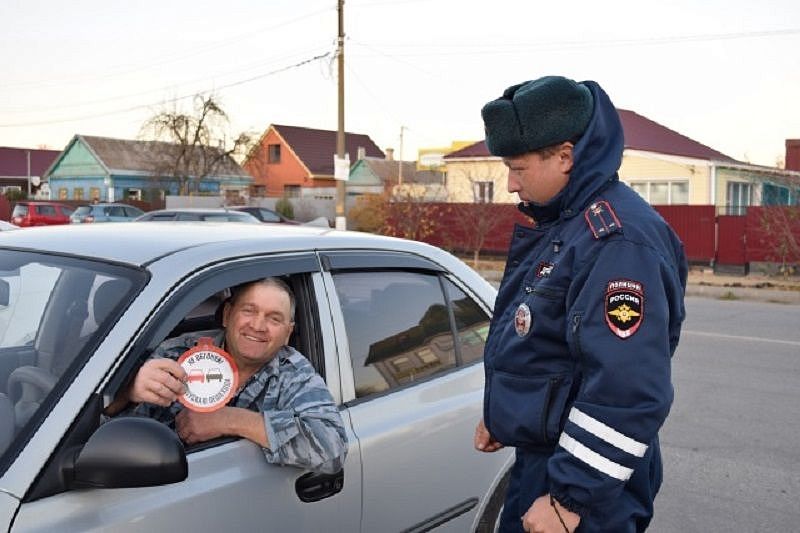 В Краснодарском крае водителям предлагают использовать автонаклейки «Не обгоняй! Пропускаю пешехода» 