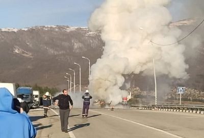 BMW столкнулся с грузовиком и загорелся в Краснодарском крае. Есть пострадавшие