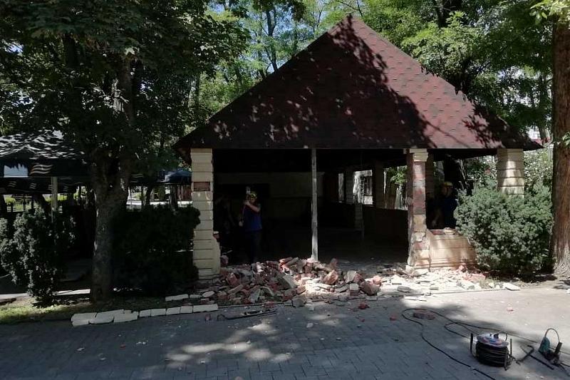 В Краснодаре в парке «Городской сад» сносят незаконное кафе