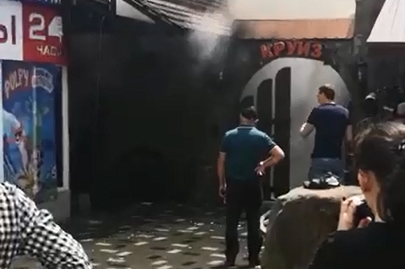 Сгорела крыша: крупный пожар произошел в одном из кафе Сочи