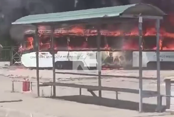 Полыхающий трамвай сняли на видео в Краснодаре