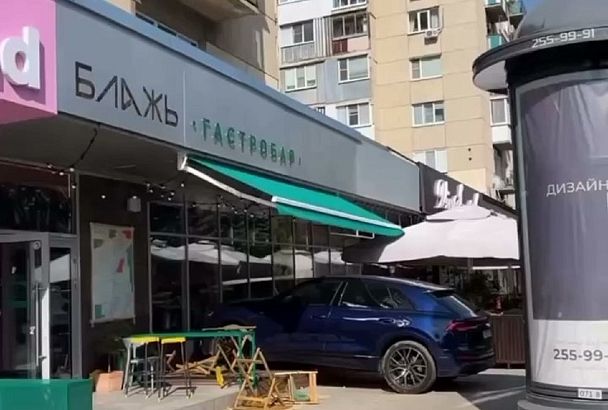 «Соскользнула нога с педали». Женщина на Audi влетела в кафе в центре Краснодара