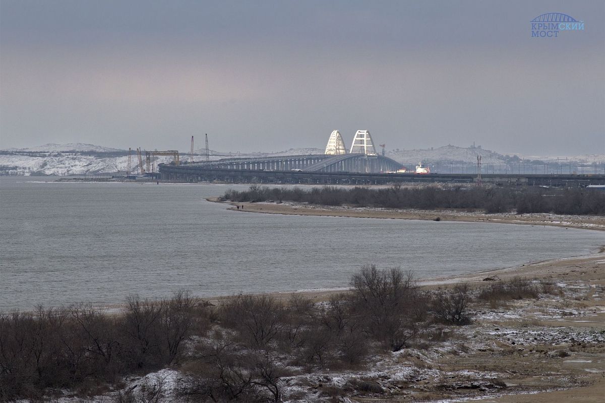 Зима - самое сложное время для моста.