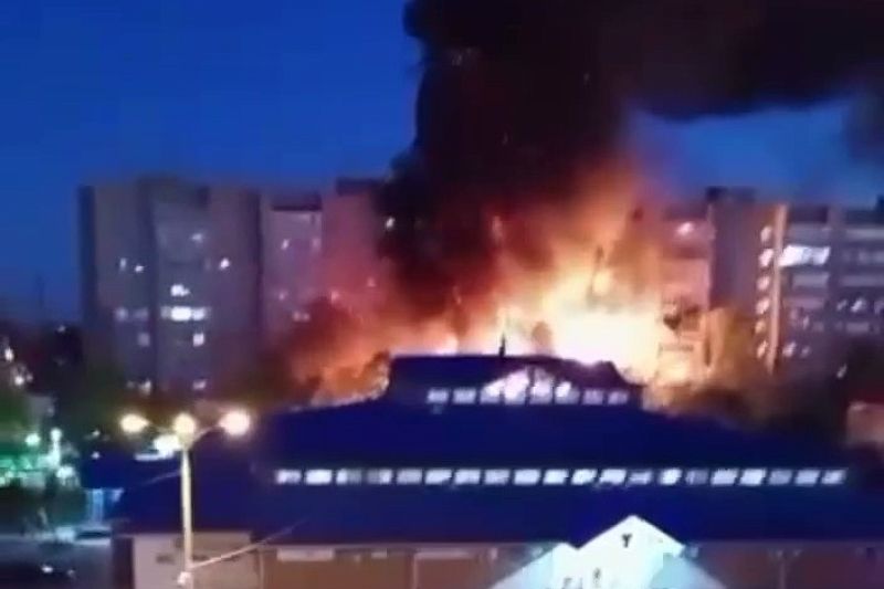 Многоквартирный дом горит в Ейске на площади 2 тыс. «квадратов» после падения самолета