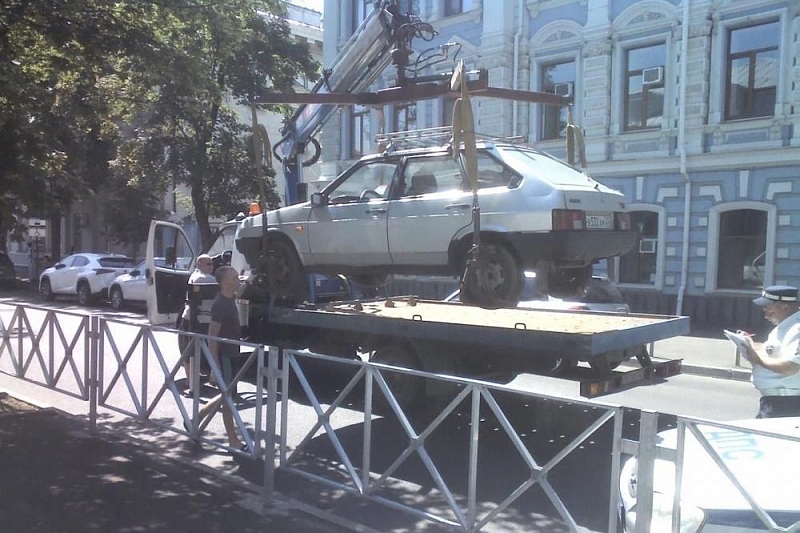 В Краснодаре с улицы Комсомольской эвакуировали незаконно припаркованные машины