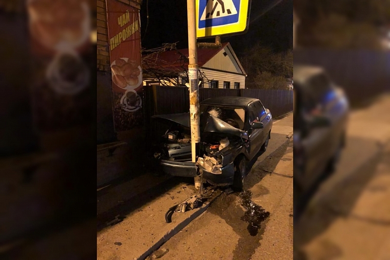 В Краснодарском крае пьяная женщина на ВАЗ-2114 врезалась в столб. Пострадала пассажирка