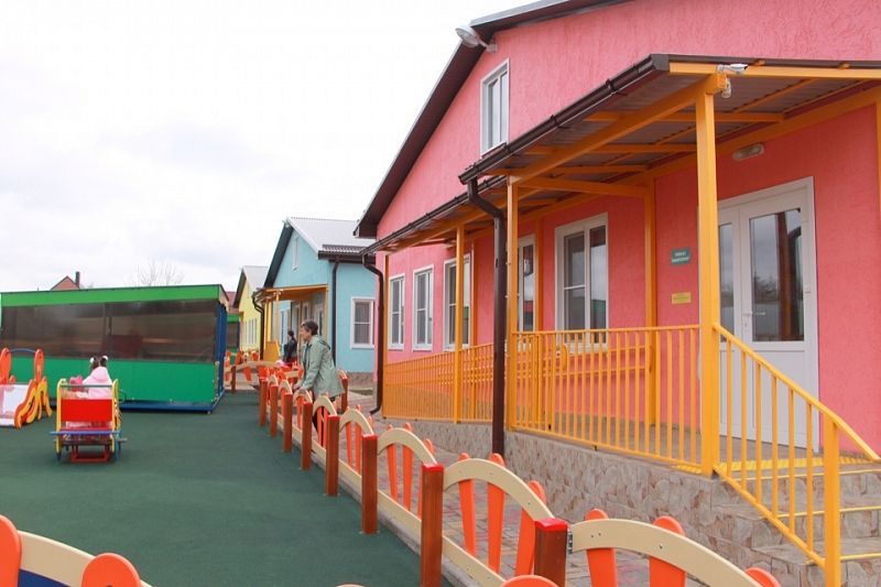  Школа в станице Ловлинской после ремонта и детский сад Ласточка в Тбилисской.