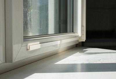 Как вернуть белизну пожелтевшему пластику: четыре простых метода для подоконников, холодильников и микроволновок