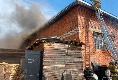 Крупный пожар на складе с пиломатериалами в Краснодарском крае потушен