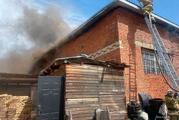 Крупный пожар на складе с пиломатериалами в Краснодарском крае потушен