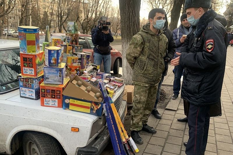 Полицейские изъяли у нелегального продавца пиротехники товар на 100 тыс. рублей