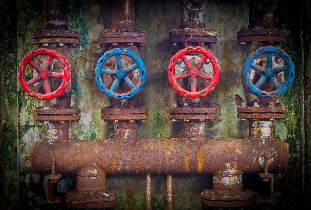 «Капля за каплей — к аварии»: эксперт объяснил, почему протечки опасны для городов