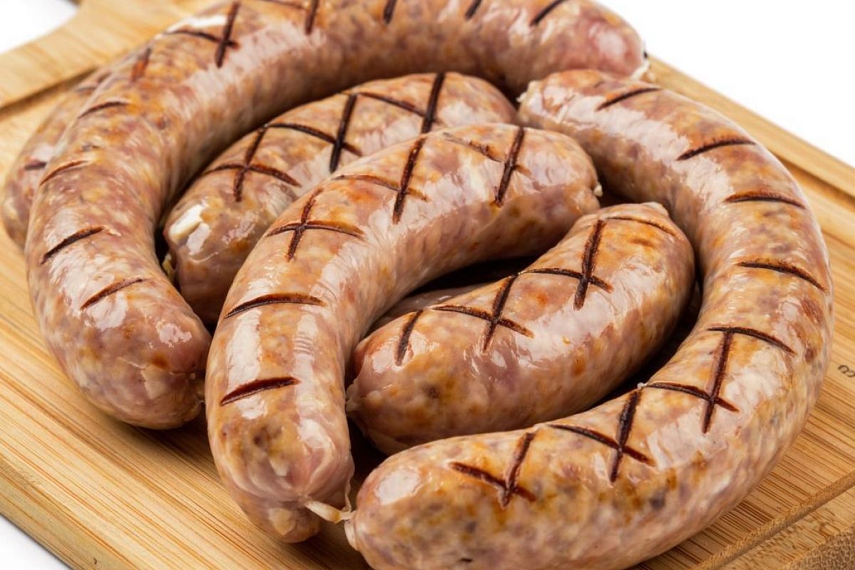 Заворачиваю фарш в пергамент. Через 30 минут сочные и аппетитные, с румяной корочкой колбаски готовы