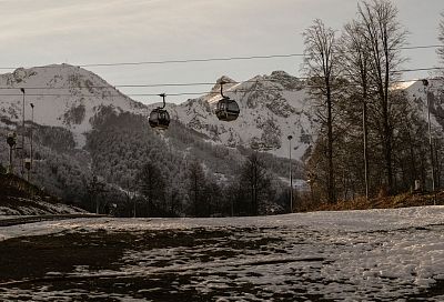 Горный курорт Сочи перераспределяет снег между трассами для продления сезона катания