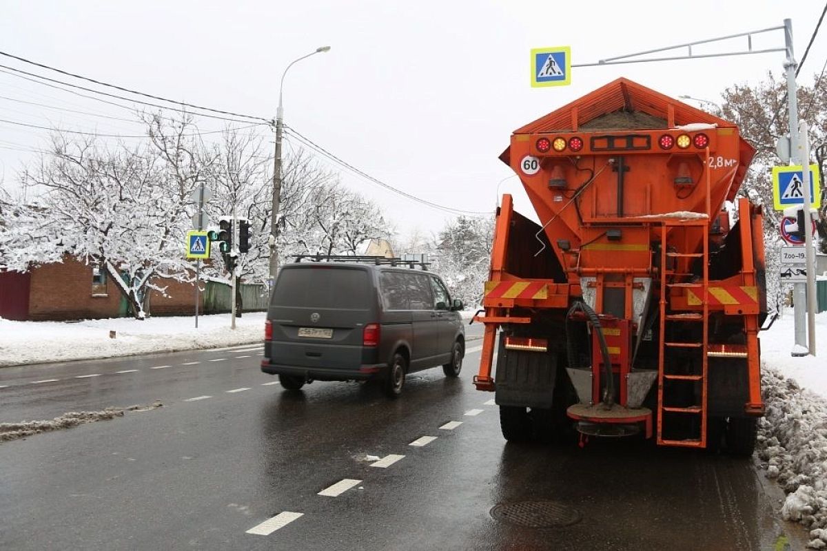 В Краснодаре от гололеда обработали около 200 участков улиц