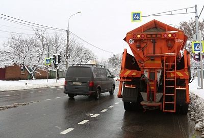 В Краснодаре от гололеда обработали около 200 участков улиц