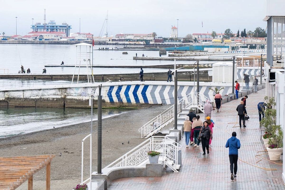 Последние штрихи: прогулочную зону на набережной в центре Сочи подготовят к курортному сезону