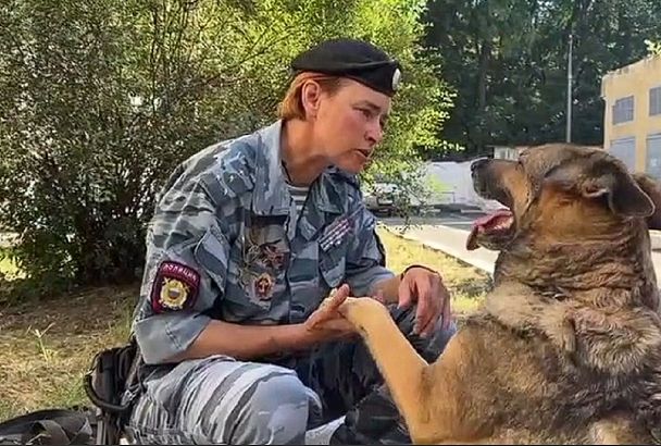 Трогательное прощание: полицейскую собаку Калину проводили «на пенсию» в Новороссийске 