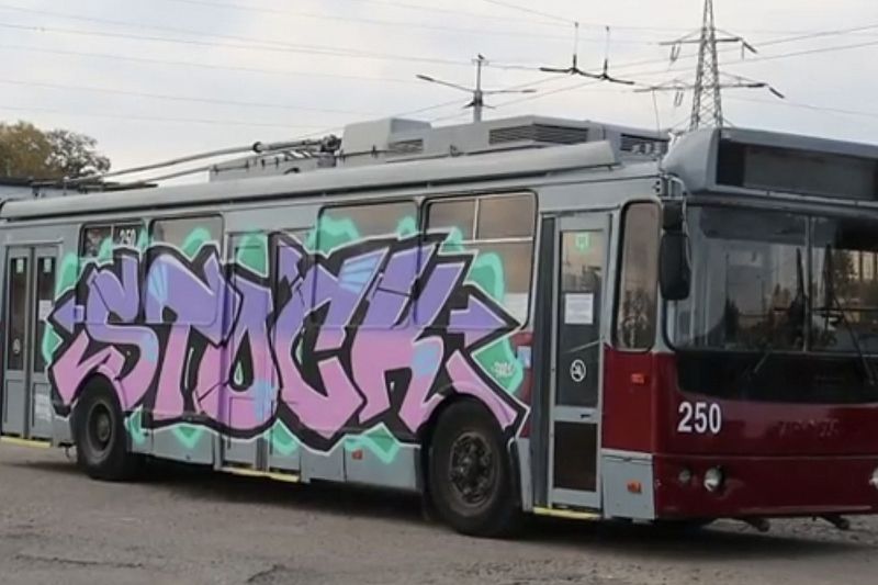 Полиция ищет вандалов, разрисовавших троллейбус в Краснодаре