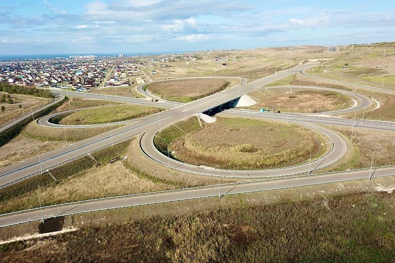 На новой трассе от Краснодара к Крымскому мосту построят 10 развязок и около 50 мостов 